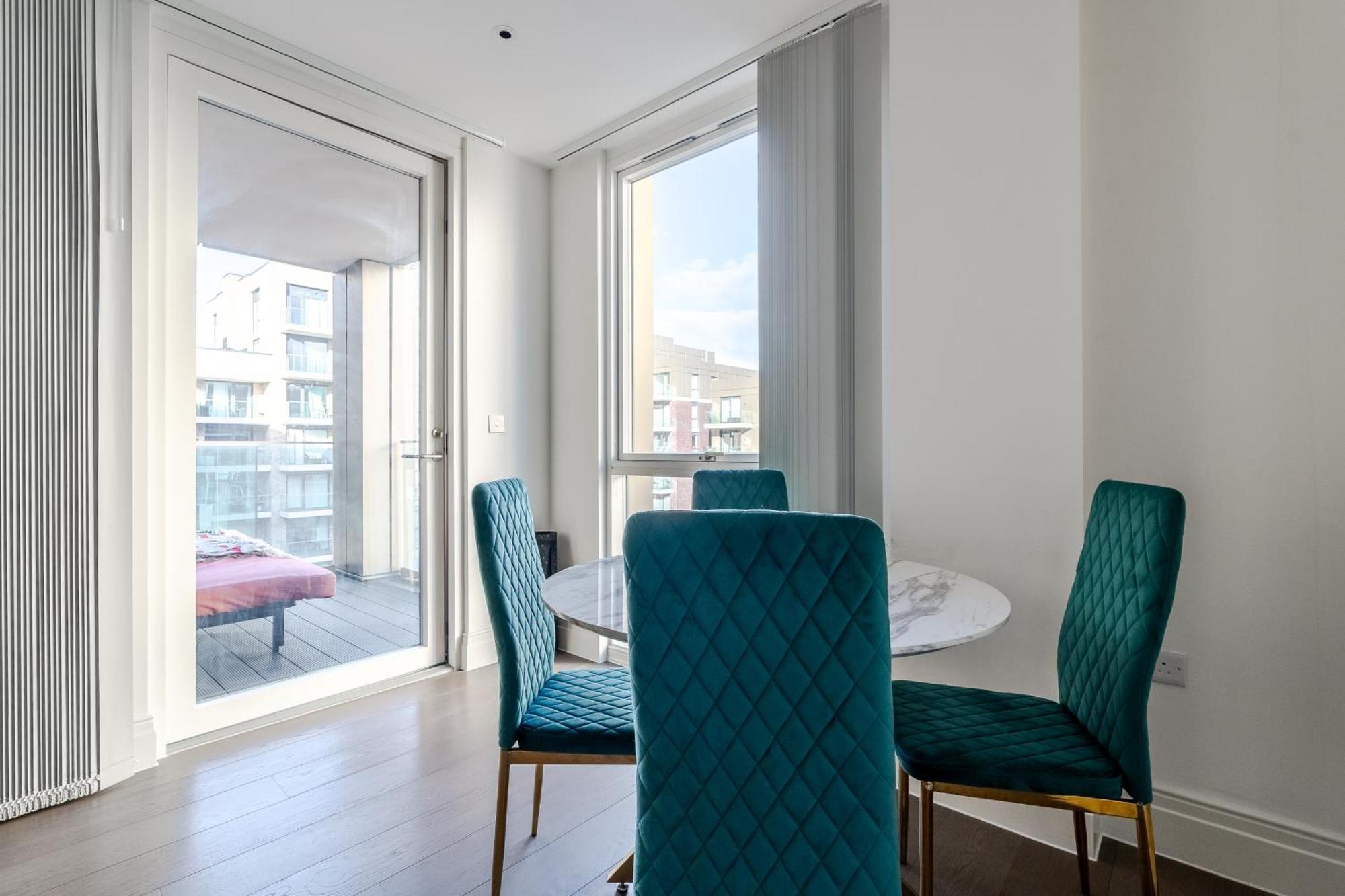 Modern & Cosy Flat In Kingston Apartment *