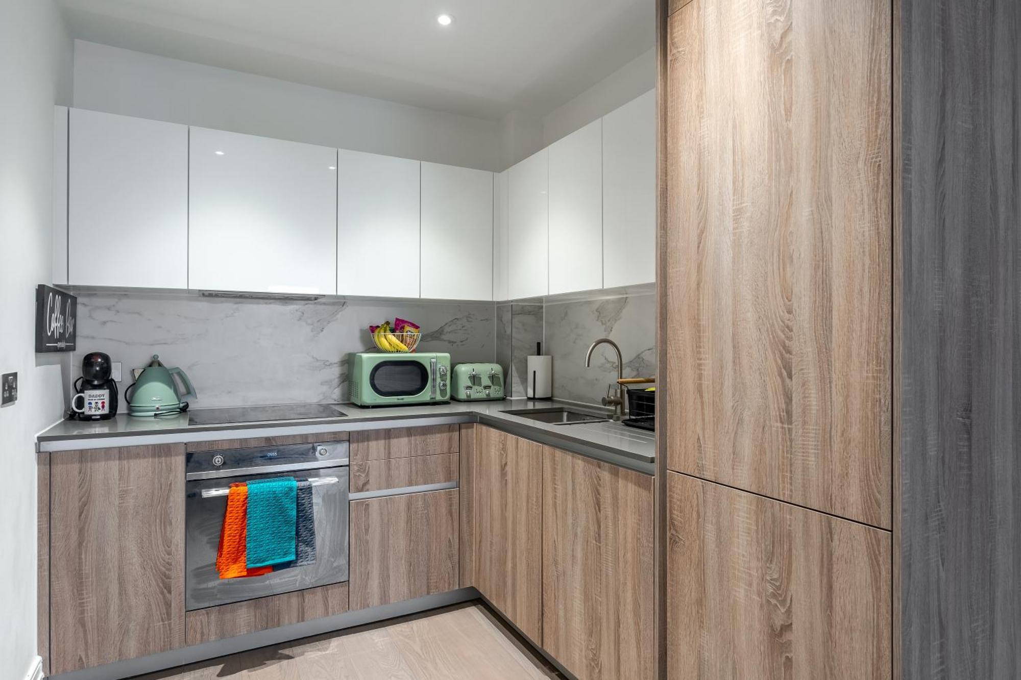 Modern & Cosy Flat In Kingston Apartment *